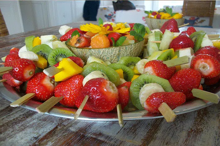 brochetas de frutas