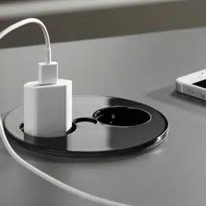 Enchufe IL 600 en negro.
