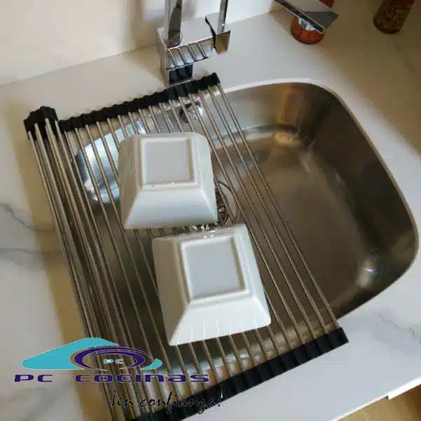 Detalle escurridor con recipientes