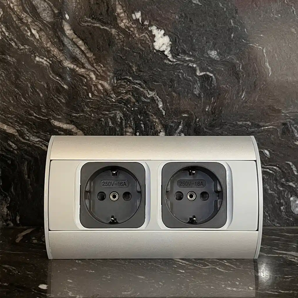 Enchufe Corner Box 2G