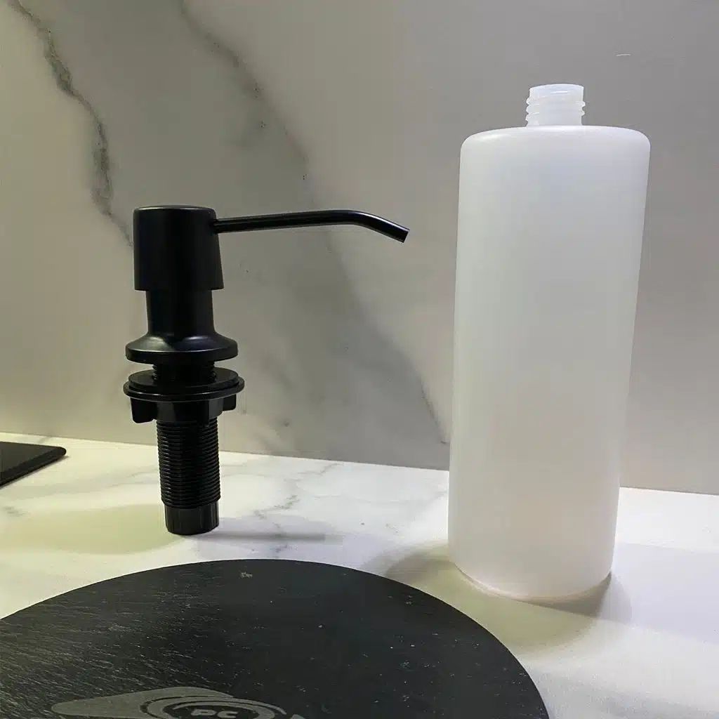 Dispensador de jabón para cocina en acabado negro mate - Imagen 3