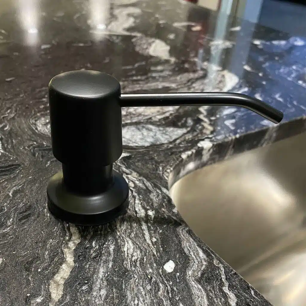 Dispensador de jabón para cocina en acabado negro mate - Imagen 2