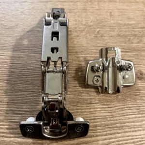 Bisagra Hettich sensys con freno 165 grados suave y silenciosa con base incluida