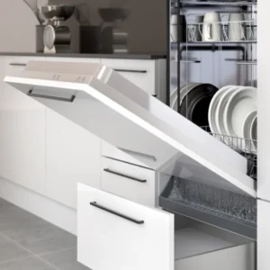 Detalle de instalación de protector de humedad bajo un lavavajillas en alto en un mueble de cocina de 60 cm.